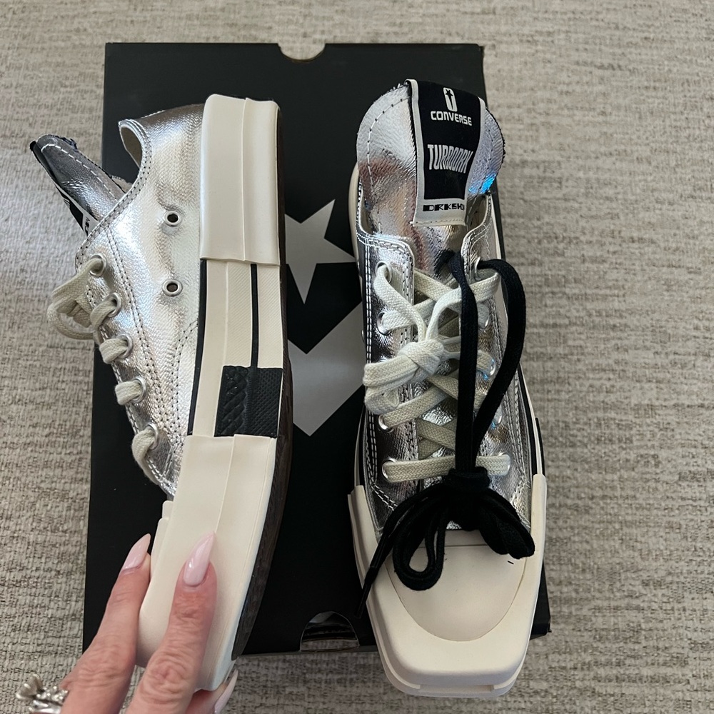 CONVERSE CHUCK 70 LO OX                X DRKSHDW TURBODRK
SILVER / BLACK
